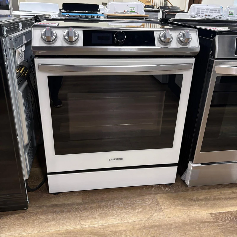 Samsung 30 " 6.3 pi.cu. Cuisinière à induction Samsung Bespoke NE63BB891112AC - Blanc - Boîte ouverte