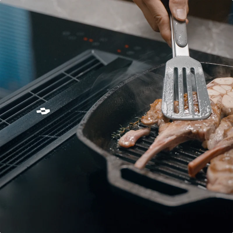 Ciarra ONE Plaque à Induction avec Hotte Intégrée Ultra 830 mm avec Système Plasma⁺ Intégré et Boost et Flexzone CBBEH834BBFF-OW