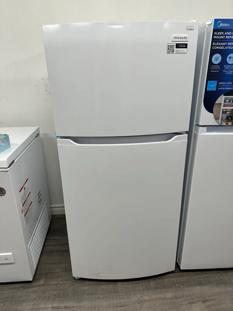Frigidaire 28" 13.9 pi. cu. Réfrigérateur - congélateur supérieur - FFHT1425VW - Boite ouverte
