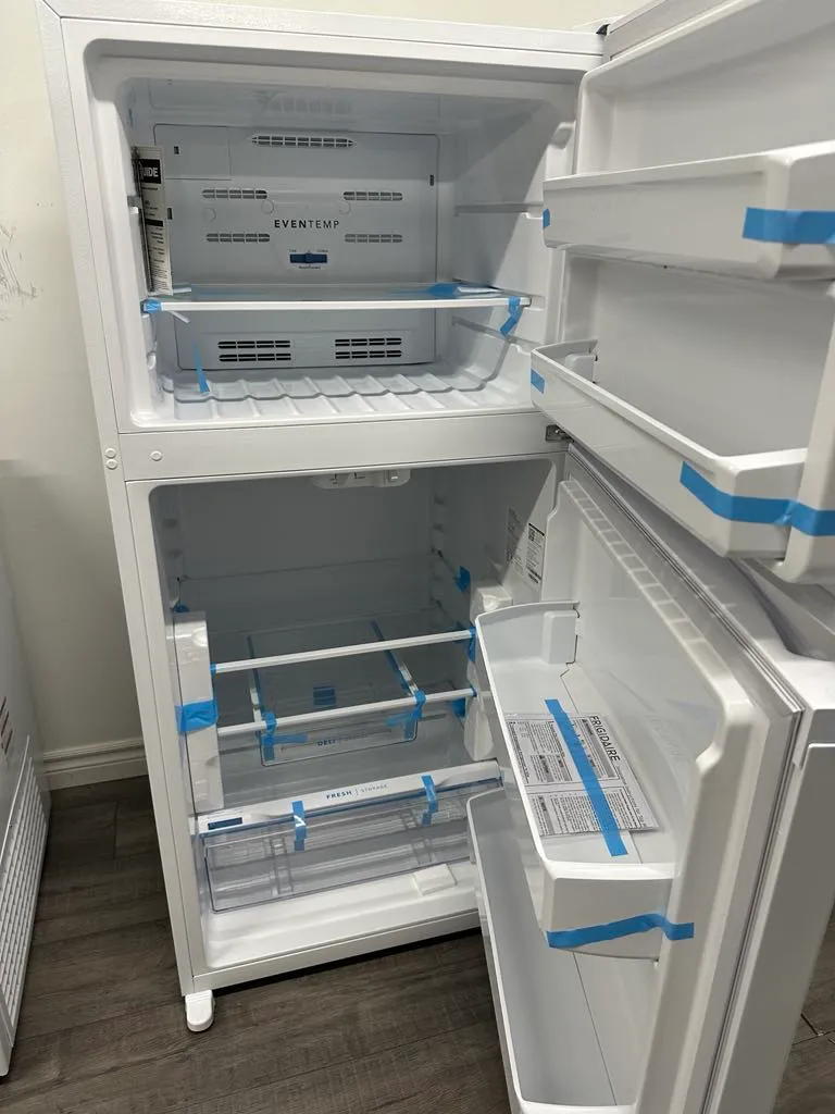 Frigidaire 28" 13.9 pi. cu. Réfrigérateur - congélateur supérieur - FFHT1425VW - Boite ouverte