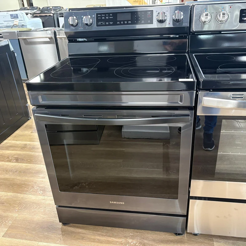 Samsung 30'' 6.9 pi cu Cuisinière - Convection - friture à air - WI-FI - Inox Noir- NE63A6711SG/AC - boîte ouverte