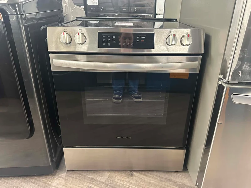 Frigidaire 30'' 5.3 pi cu Cuisinière - Autoportante - Autonettoyant - Inox - FCFE308CAS - Boîte Ouverte