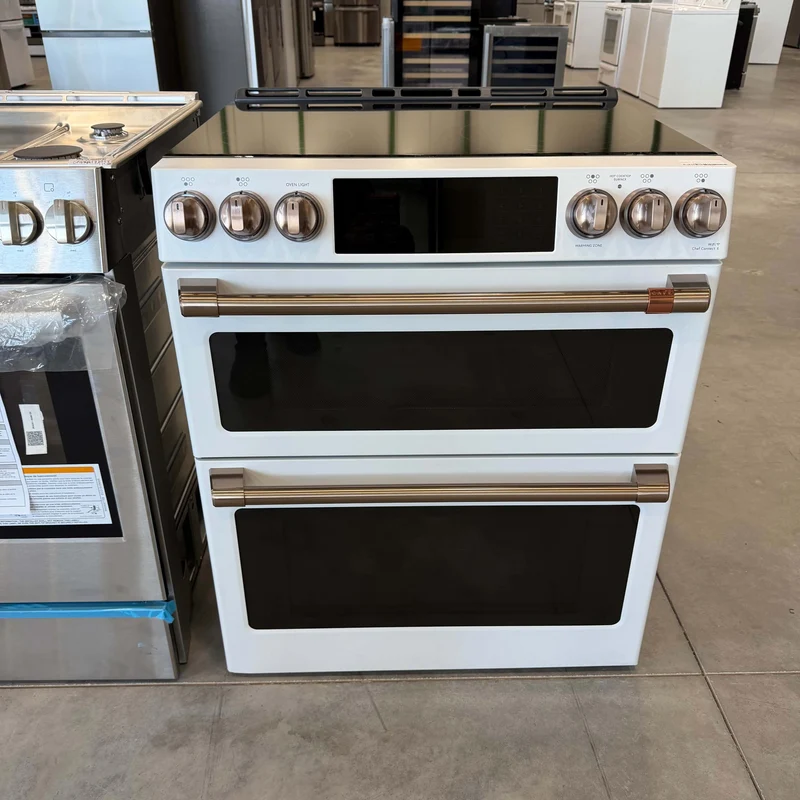 GE Café 30'' 6.7 pi cu - Cuisinière Double - Vitrocéramique - Autonettoyant - Blanc - CCES750P4MW2 - Boîte Ouverte