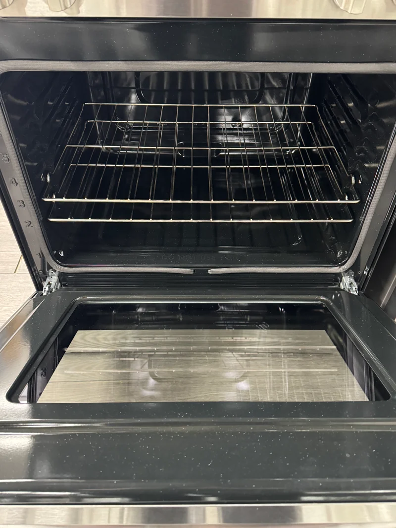 Frigidaire 30" 5.3 pi.cu - Cuisinière électrique - Inox - FCRE306CAS- Boîte ouverte.