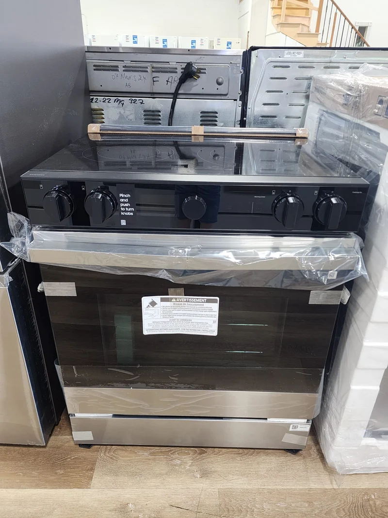 Samsung 30'' 6.3 pi cu. Cuisinière encastrable - wifi -autonettoyant - noir inox - NSE6DG8100S - Neuf