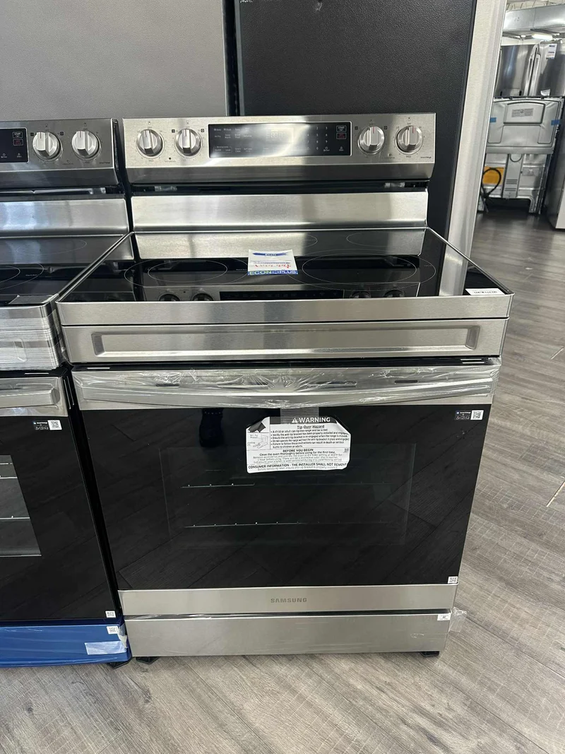 Samsung 30'' 6.3 pi cu. Cuisinière électrique Convection, Air fry, Self Clean- inox - NE63A6511SS - Boîte Ouverte