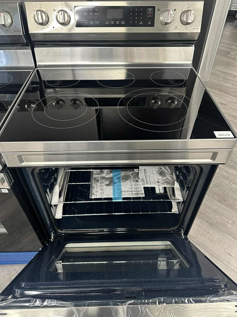 Samsung 30'' 6.3 pi cu. Cuisinière électrique Convection, Air fry, Self Clean- inox - NE63A6511SS - Boîte Ouverte