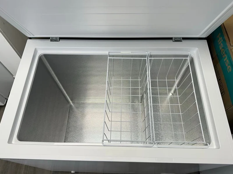 Hisense 38'' 8.8 pi.cu. 43 dBa - Congélateur Coffre - blanc -FC88D6CWD - boîte ouverte