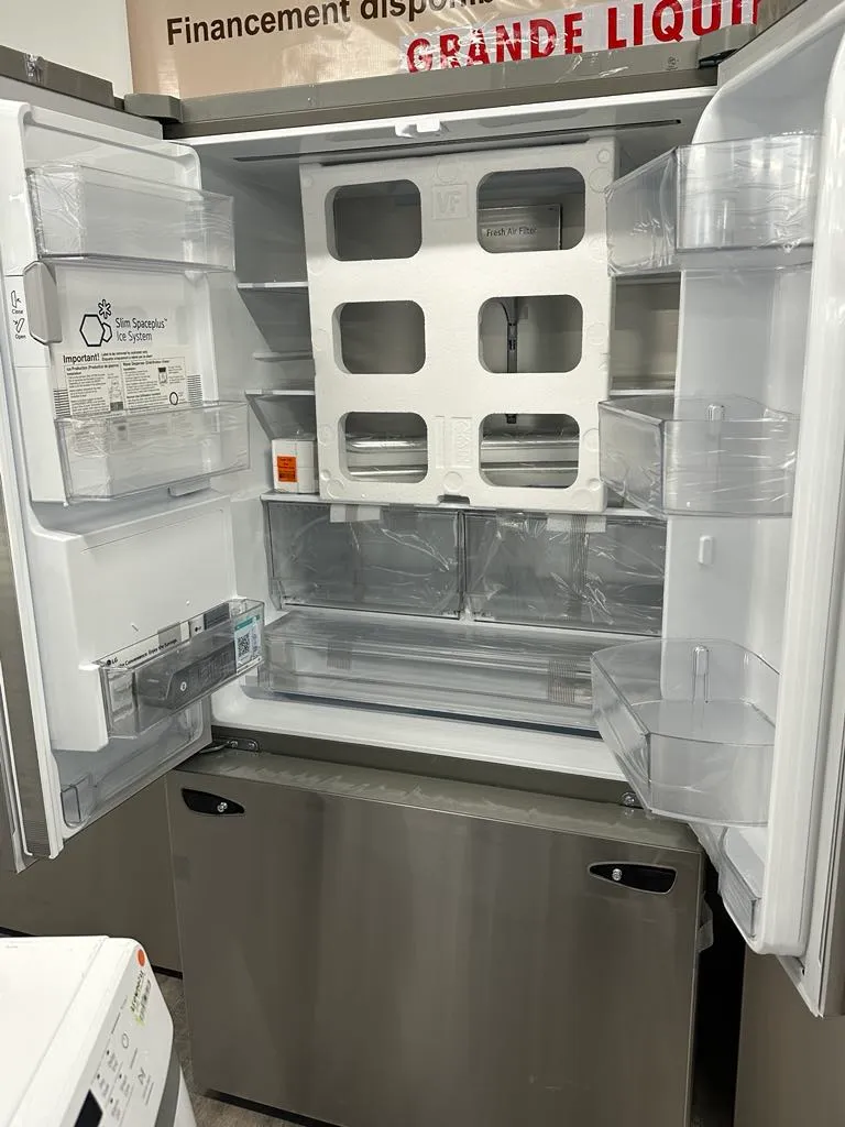 LG 36'' 26 pi Réfrigérateur à portes françaises - Distributeur d'eau et glace - inox - LRFXC2606S- Boîte ouverte