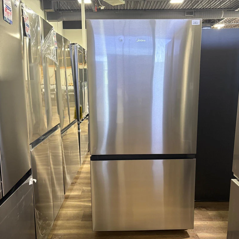 Midea 33 '' 22.8 pi. cu - Réfrigérateur à congélateur Infèrieur - Inox - MRB23D5AST - Boîte ouverte