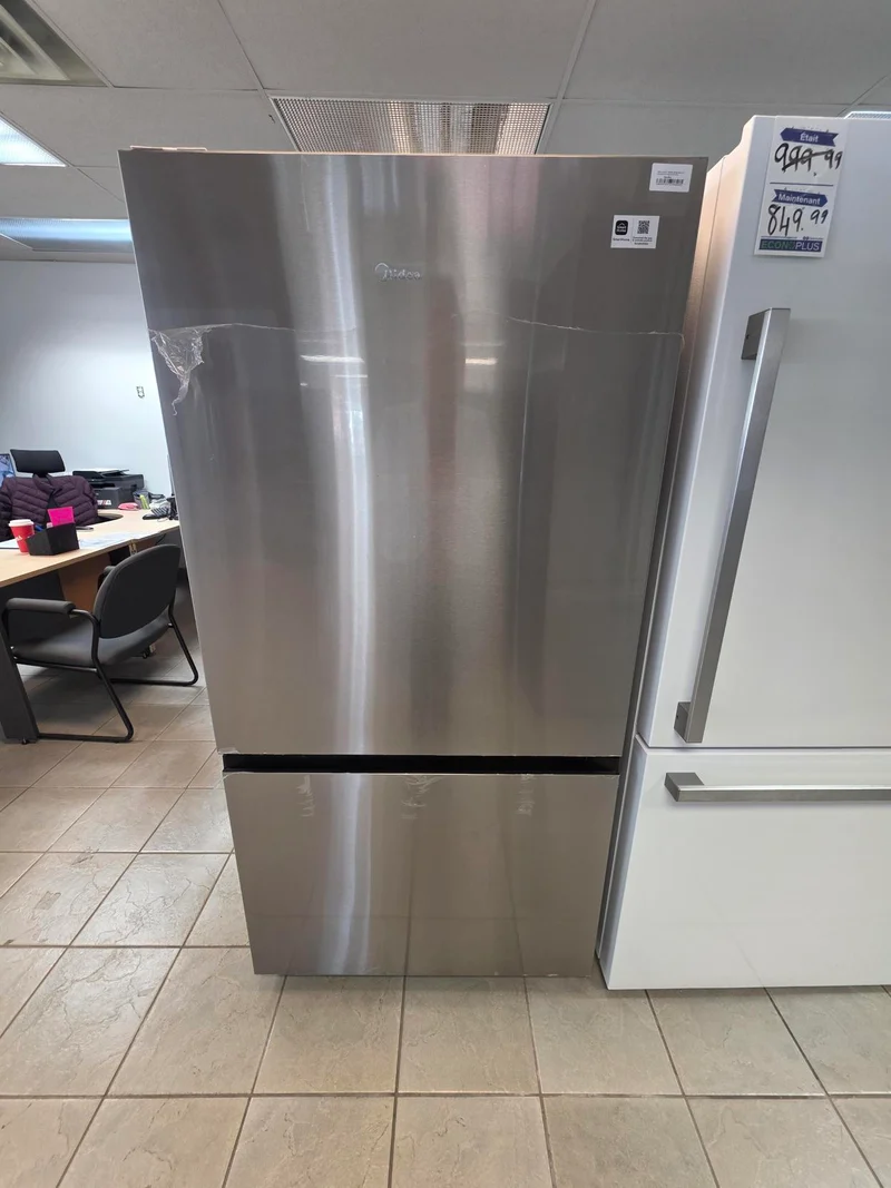 Midea 33 '' 22.8 pi. cu - Réfrigérateur à congélateur Infèrieur - Inox - MRB23D5AST - Boîte ouverte
