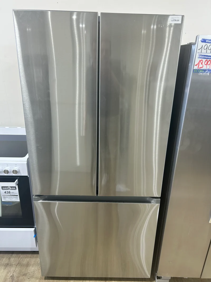 Samsung 33'' 24.5 pi. cu. réfrigérateur à 3 battants - Distributeur d'eau & glaçons - wifi - inox -RF25C5551SR - boîte ouverte