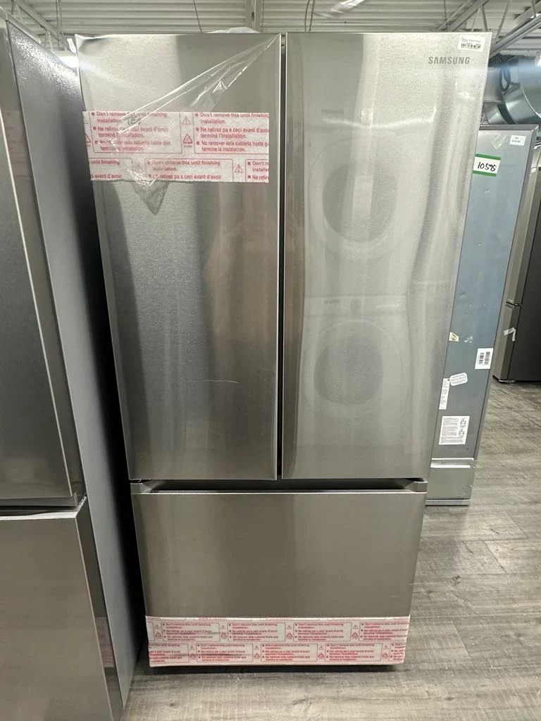 Samsung 33'' 24.5 pi. cu. réfrigérateur à 3 battants - Distributeur d'eau & glaçons - wifi - inox -RF25C5551SR - boîte ouverte