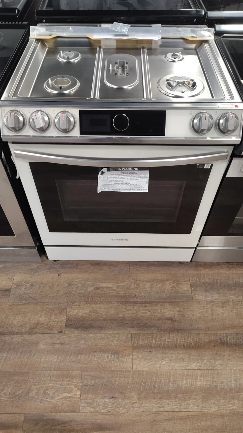Cuisinière Samsung à gaz encastrable 30 po Bespoke blanc - NX60BB871112AA - Boîte ouverte