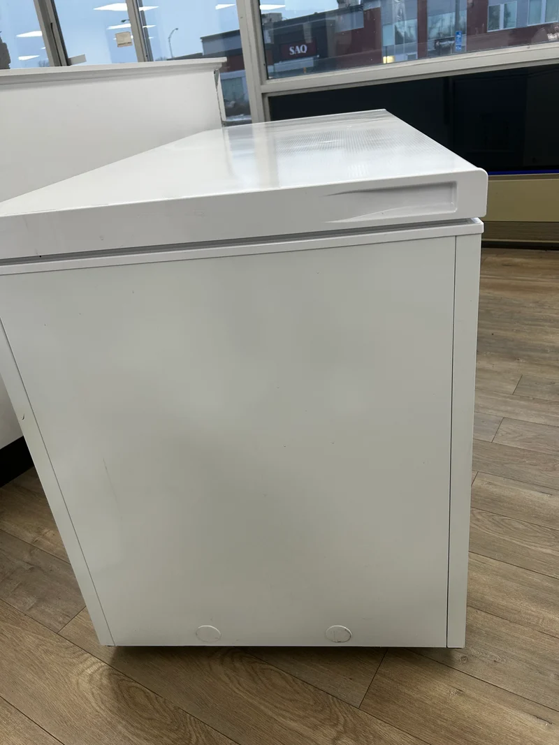 Hisense 37.9'' 17.7 pi cu Congélateur Convertible - Coffre - blanc - FC18D6CWD - boîte ouverte