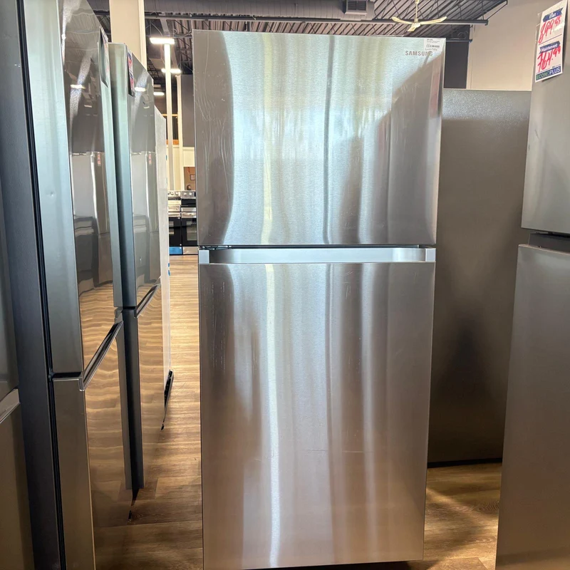 Samsung 30'' 17.5 pi cu Réfrigérateur congélateur supérieur - Prêt pour le garage - inox - RT18DG5500SRAC - boîte ouverte