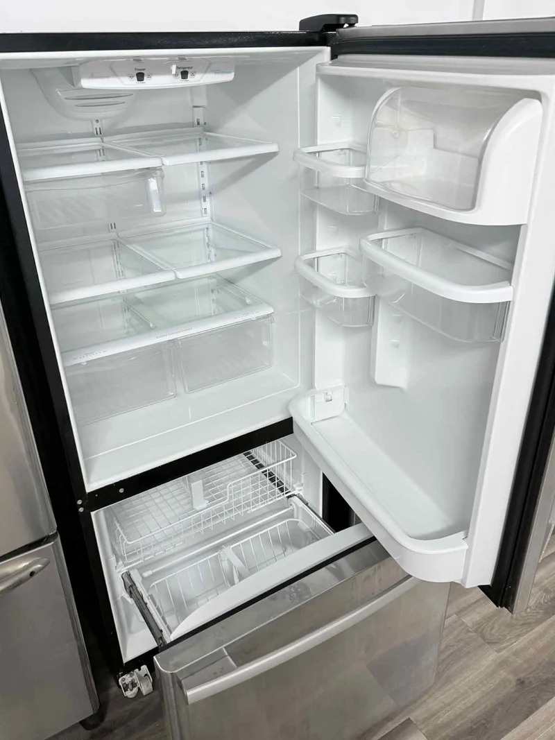 Whirlpool 30'' – Réfrigérateur congélateur inférieur – Inox – Reconditionné