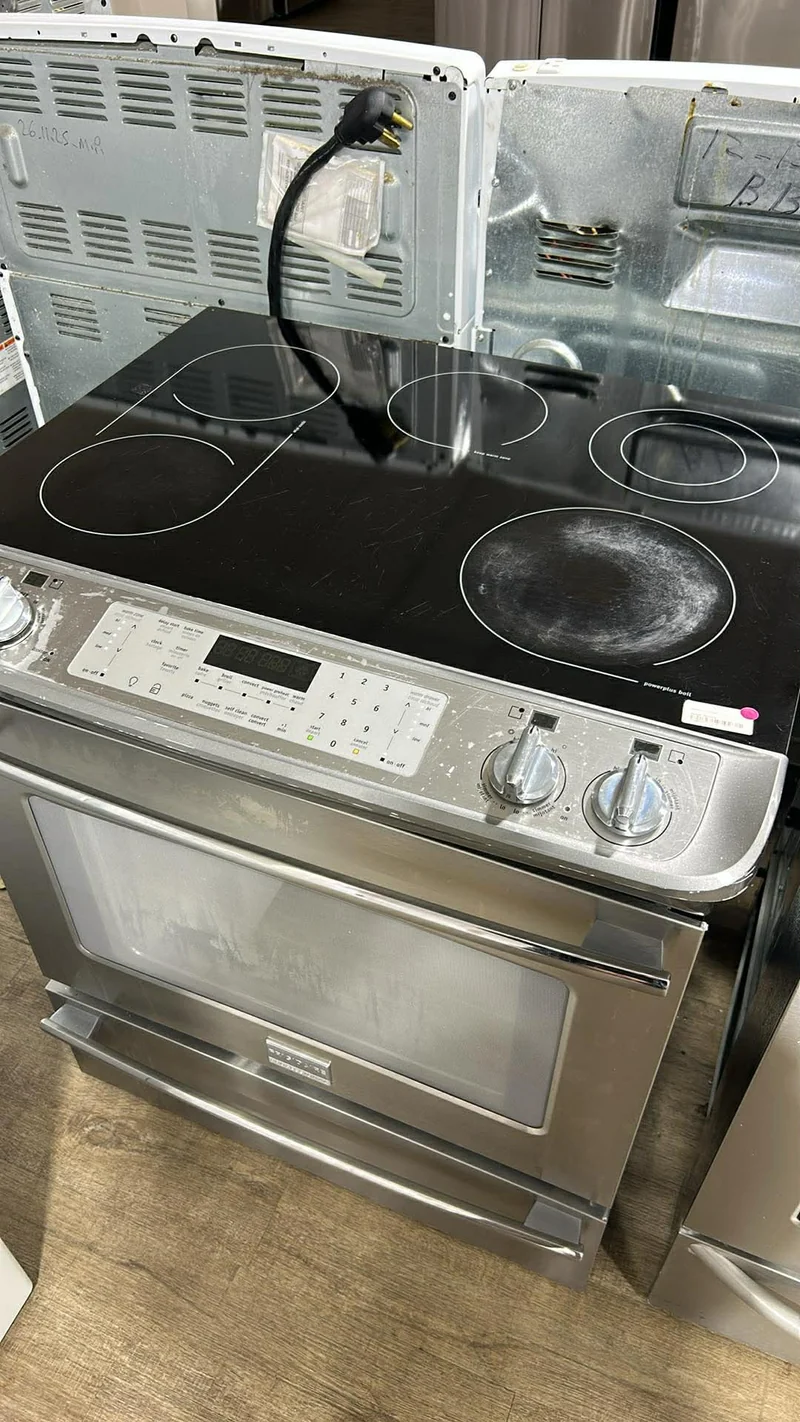 Frigidaire 30'' Cuisinière Encastrée Vitrocéramique - Inox - Reconditionné