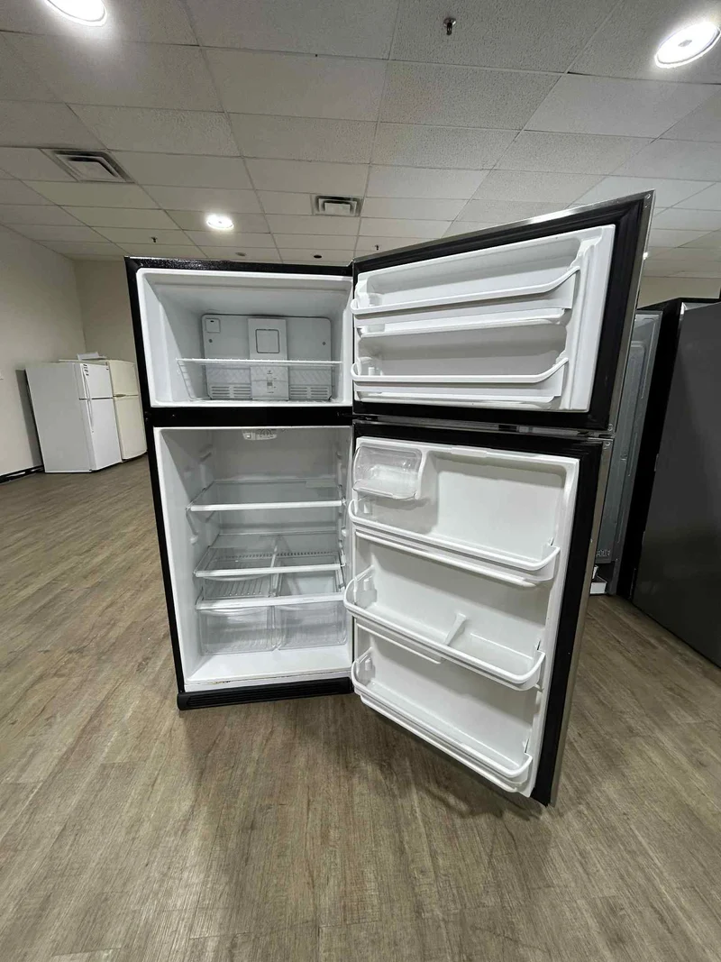 Frigidaire 30'' Réfrigérateur - inox - Congélateur Supérieur - Reconditionné