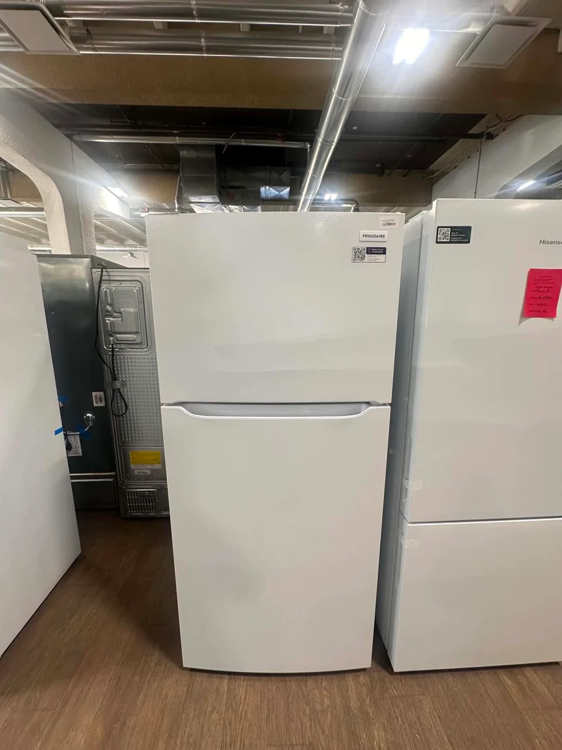 Frigidaire 30'' 18 pi cu. Réfrigérateur à congélateur supérieur Prêt pour le garage - blanc - FFHT1814YW - boîte ouverte