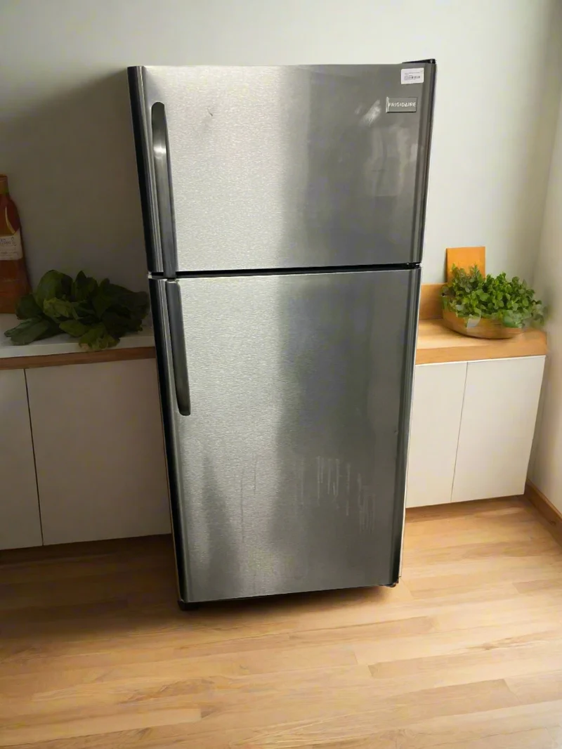 Frigidaire 30'' 18 pi. cu Réfrigérateur Congélateur Supérieur - Inox - reconditionné