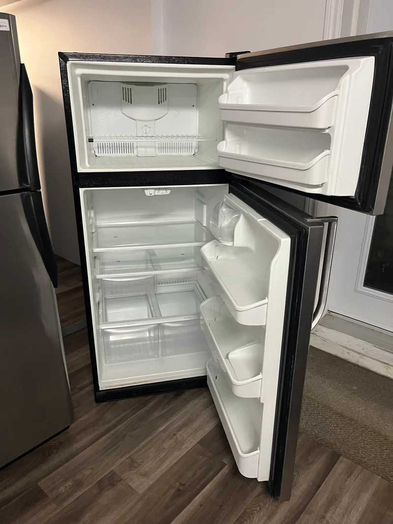 Frigidaire 30'' 18 pi. cu Réfrigérateur Congélateur Supérieur - Inox - reconditionné