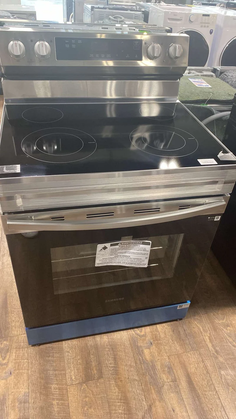 Samsung 30 po 6.3 pi.cu - Cuisinière électrique - 4 brûleurs - Inox - NE63A6111SS - Boîte ouverte