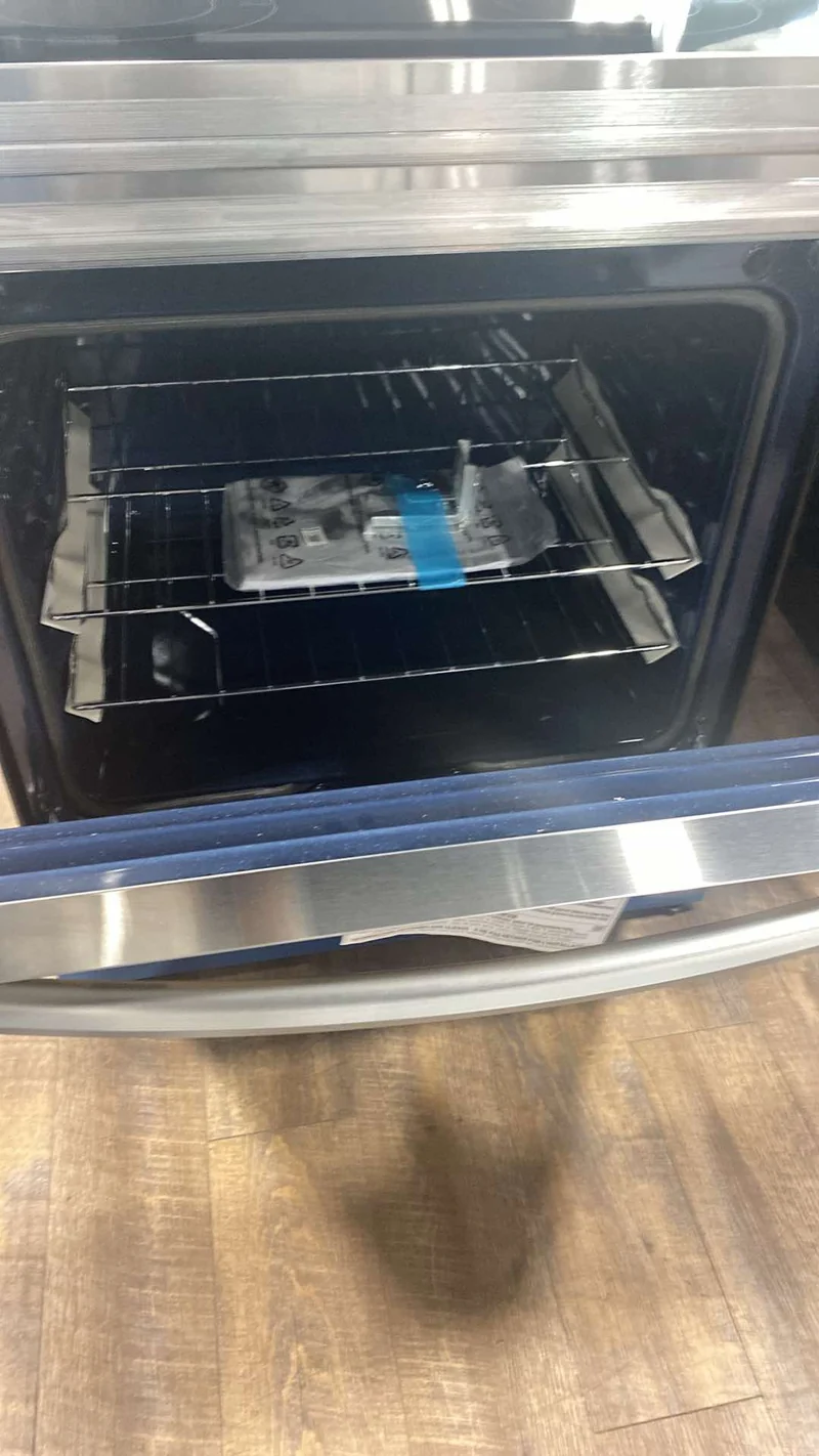 Samsung 30 po 6.3 pi.cu - Cuisinière électrique - 4 brûleurs - Inox - NE63A6111SS - Boîte ouverte