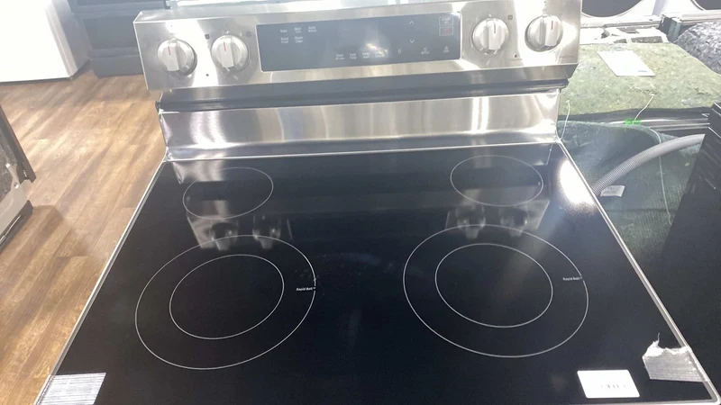 Samsung 30 po 6.3 pi.cu - Cuisinière électrique - 4 brûleurs - Inox - NE63A6111SS - Boîte ouverte