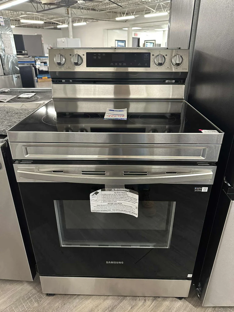 Samsung 30 po 6.3 pi.cu - Cuisinière électrique - 4 brûleurs - Inox - NE63A6111SS - Boîte ouverte