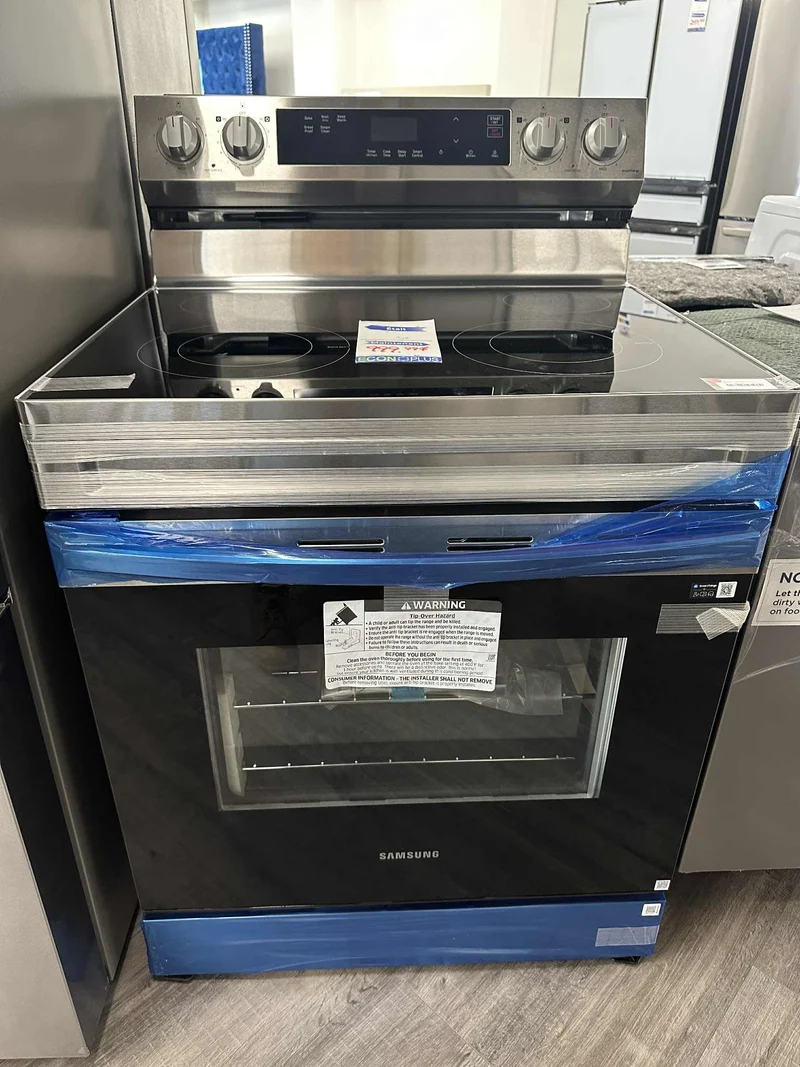 Samsung 30 po 6.3 pi.cu - Cuisinière électrique - 4 brûleurs - Inox - NE63A6111SS - Boîte ouverte