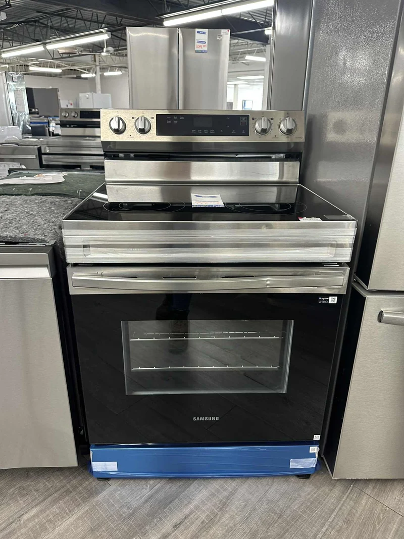 Samsung 30 po 6.3 pi.cu - Cuisinière électrique - 4 brûleurs - Inox - NE63A6111SS - Boîte ouverte