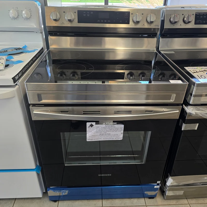 Samsung 30 po 6.3 pi.cu - Cuisinière électrique - 4 brûleurs - Inox - NE63A6111SS - Boîte ouverte
