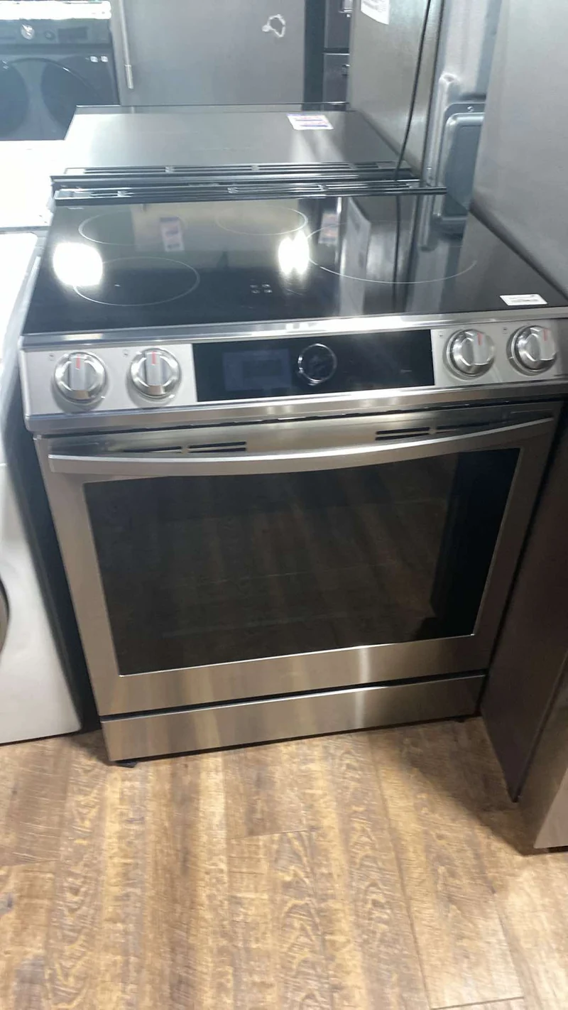 Samsung 30" 6.3 pi.cu - Cuisinière encastrable à Induction - Convection avec le mode Friture à air - Inox - NE63T8911SS - Boîte Ouverte