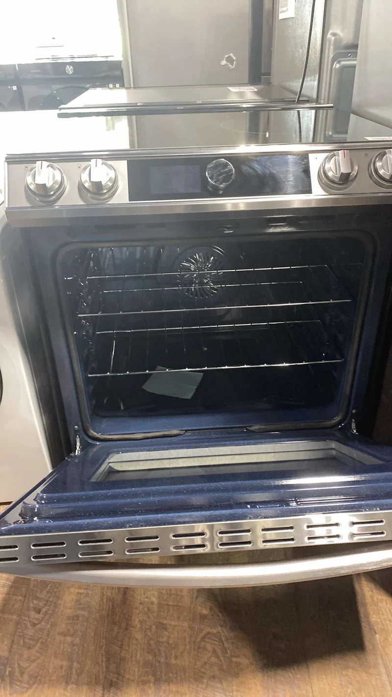 Samsung 30" 6.3 pi.cu - Cuisinière encastrable à Induction - Convection avec le mode Friture à air - Inox - NE63T8911SS - Boîte Ouverte