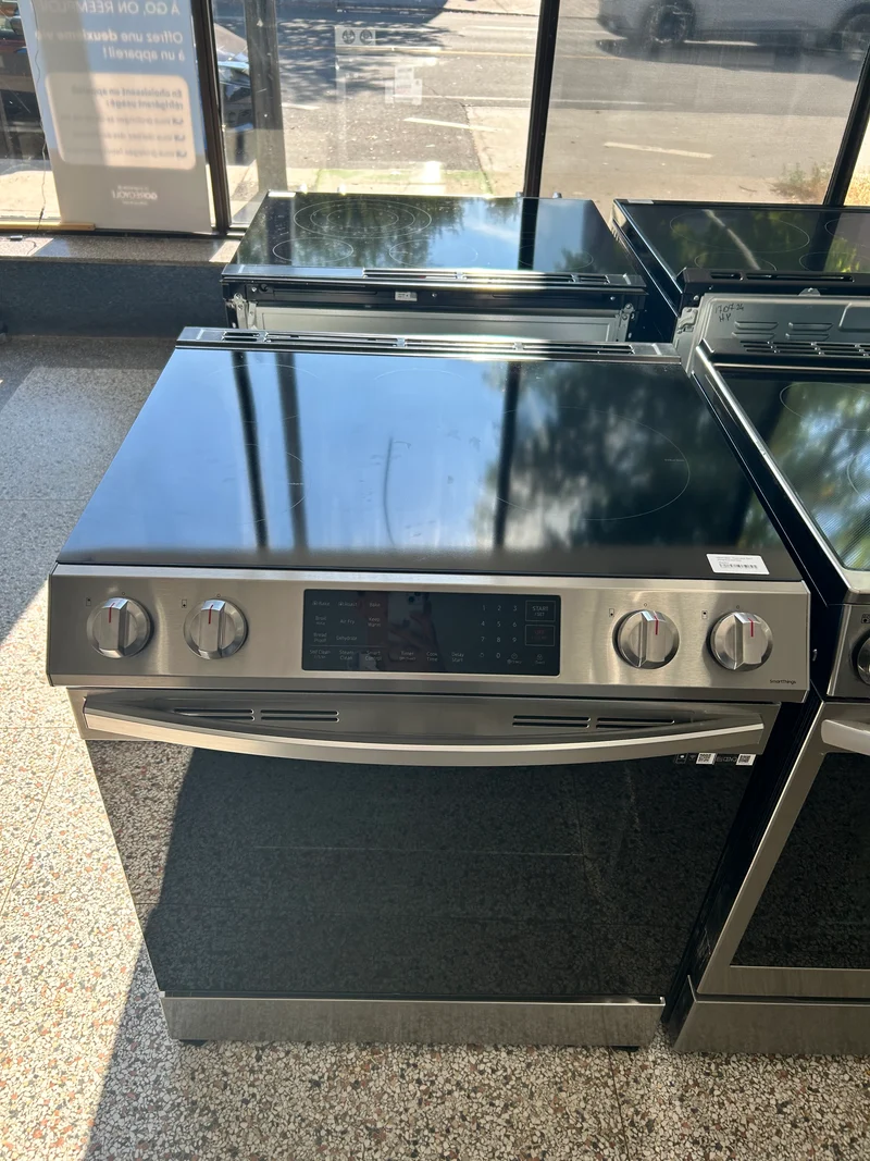 Samsung 30 po 6,3 pi.cu. cuisinière - convection - induction avec friture à air - inox - NE63B8411SS - boite Ouverte