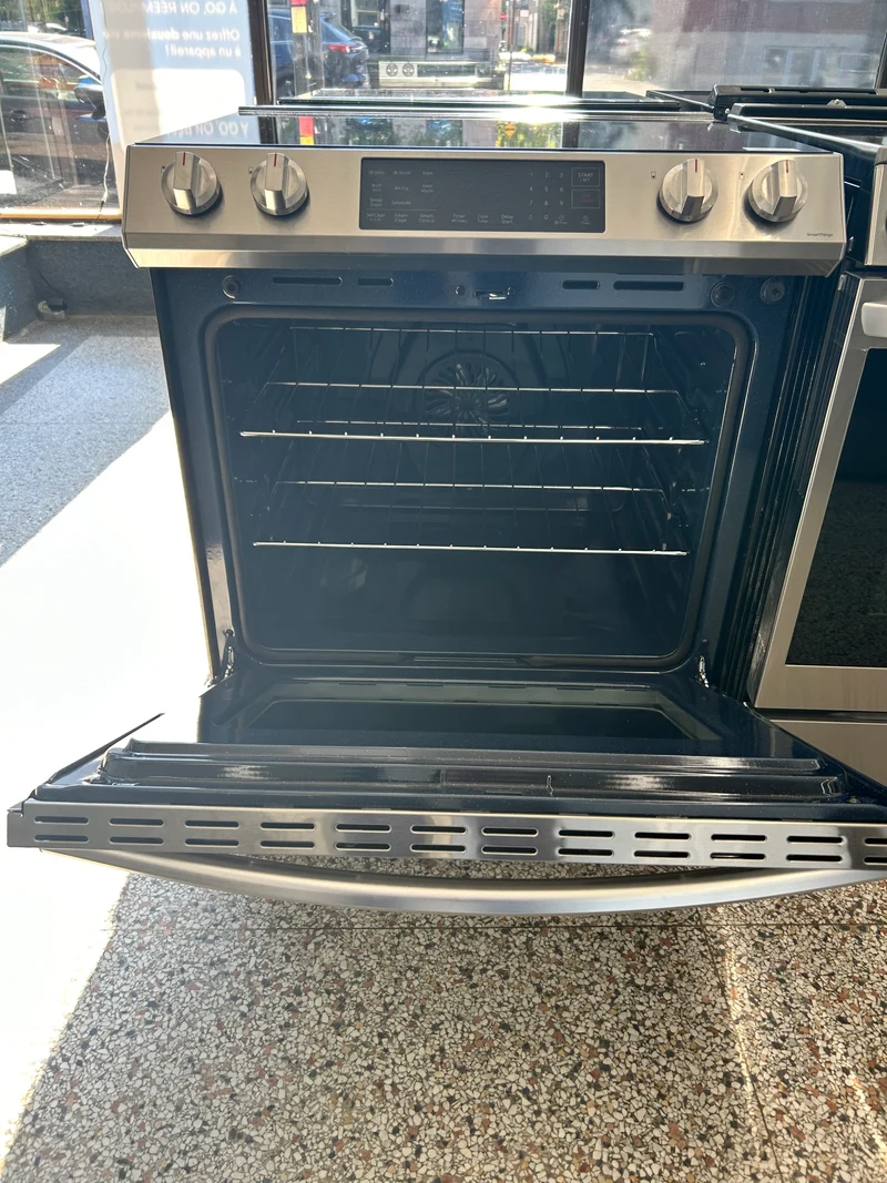 Samsung 30 po 6,3 pi.cu. cuisinière - convection - induction avec friture à air - inox - NE63B8411SS - boite Ouverte