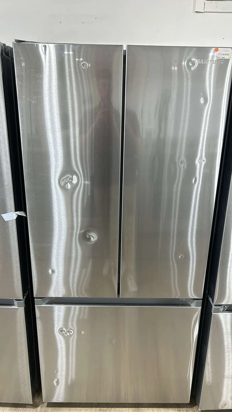 Samsung 30'' 22,1 pi.cu. Réfrigérateur à 3 battants - Machine à glace- Energy star® - Résistant aux Empreintes Digitales- inox - RF22A4111SR/AA - boîte ouverte