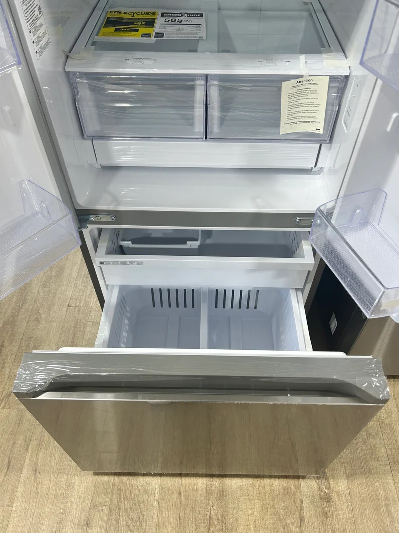 Samsung 30'' 22,1 pi.cu. Réfrigérateur à 3 battants - Machine à glace- Energy star® - Résistant aux Empreintes Digitales- inox - RF22A4111SR/AA - boîte ouverte