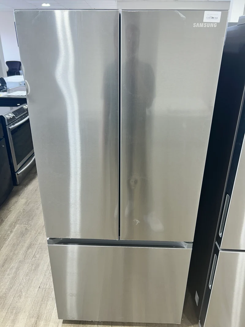 Samsung 30'' 22,1 pi.cu. Réfrigérateur à 3 battants - Machine à glace- Energy star® - Résistant aux Empreintes Digitales- inox - RF22A4111SR/AA - boîte ouverte