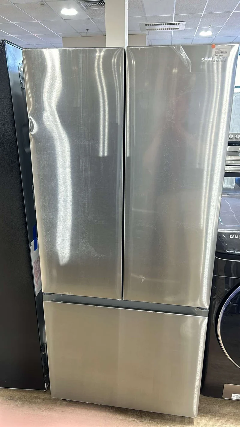 Samsung 30'' 22,1 pi.cu. Réfrigérateur à 3 battants - Machine à glace- Energy star® - Résistant aux Empreintes Digitales- inox - RF22A4111SR/AA - boîte ouverte