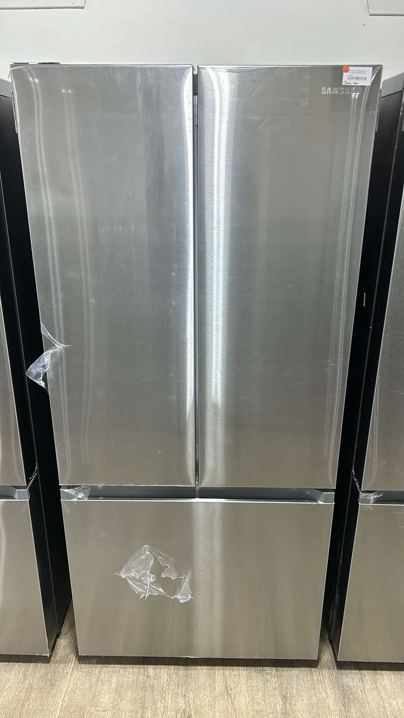 Samsung 30'' 22,1 pi.cu. Réfrigérateur à 3 battants - Machine à glace- Energy star® - Résistant aux Empreintes Digitales- inox - RF22A4111SR/AA - boîte ouverte