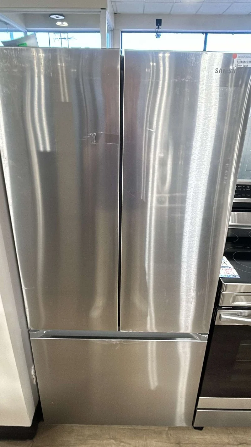Samsung 30'' 22,1 pi.cu. Réfrigérateur à 3 battants - Machine à glace- Energy star® - Résistant aux Empreintes Digitales- inox - RF22A4111SR/AA - boîte ouverte
