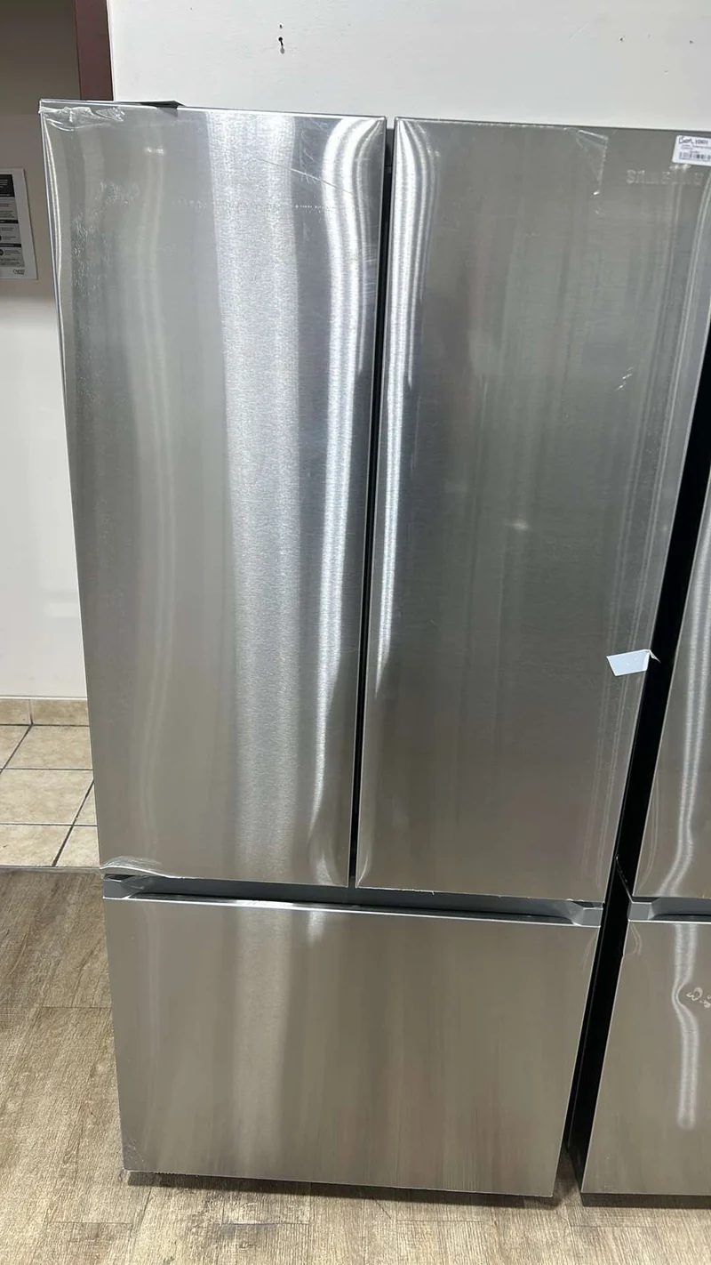 Samsung 30'' 22,1 pi.cu. Réfrigérateur à 3 battants - Machine à glace- Energy star® - Résistant aux Empreintes Digitales- inox - RF22A4111SR/AA - boîte ouverte