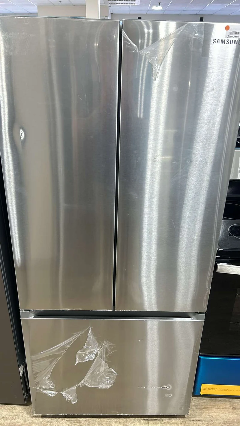 Samsung 30'' 22,1 pi.cu. Réfrigérateur à 3 battants - Machine à glace- Energy star® - Résistant aux Empreintes Digitales- inox - RF22A4111SR/AA - boîte ouverte