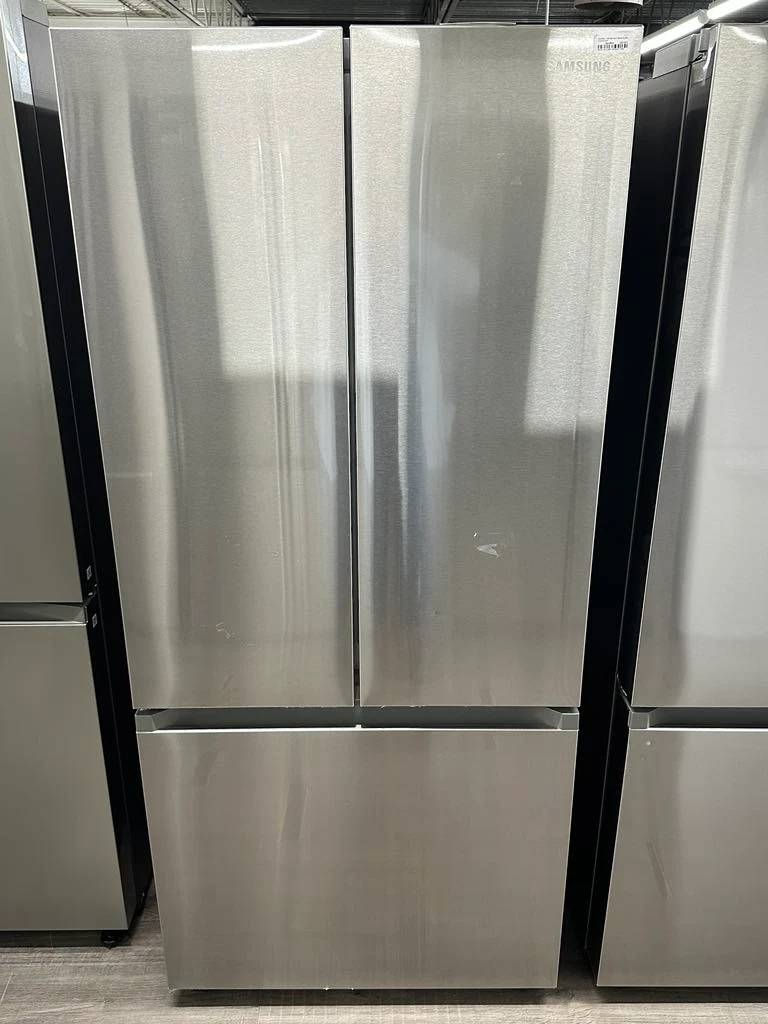 Samsung 30'' 22,1 pi.cu. Réfrigérateur à 3 battants - Machine à glace- Energy star® - Résistant aux Empreintes Digitales- inox - RF22A4111SR/AA - boîte ouverte