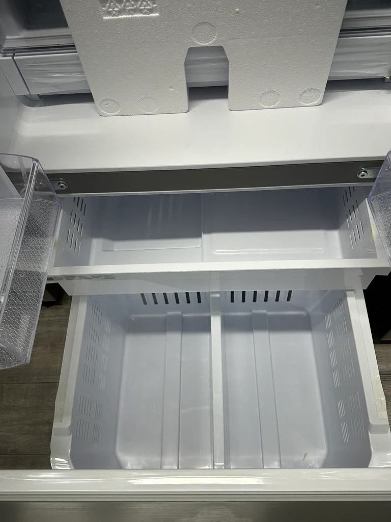 Samsung 30'' 22,1 pi.cu. Réfrigérateur à 3 battants - Machine à glace- Energy star® - Résistant aux Empreintes Digitales- inox - RF22A4111SR/AA - boîte ouverte