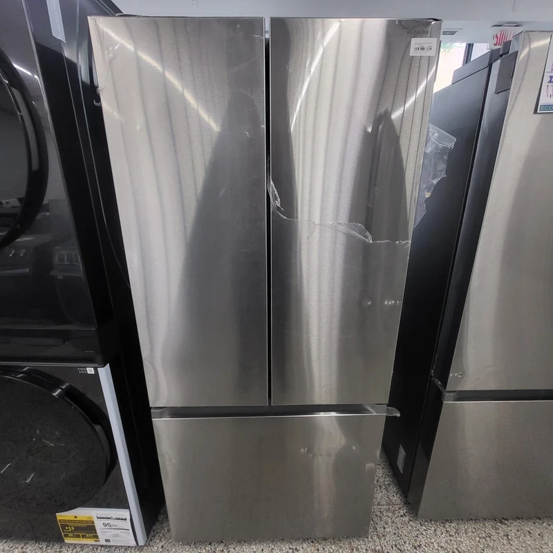 Samsung 30'' 22,1 pi.cu. Réfrigérateur à 3 battants - Machine à glace- Energy star® - Résistant aux Empreintes Digitales- inox - RF22A4111SR/AA - boîte ouverte