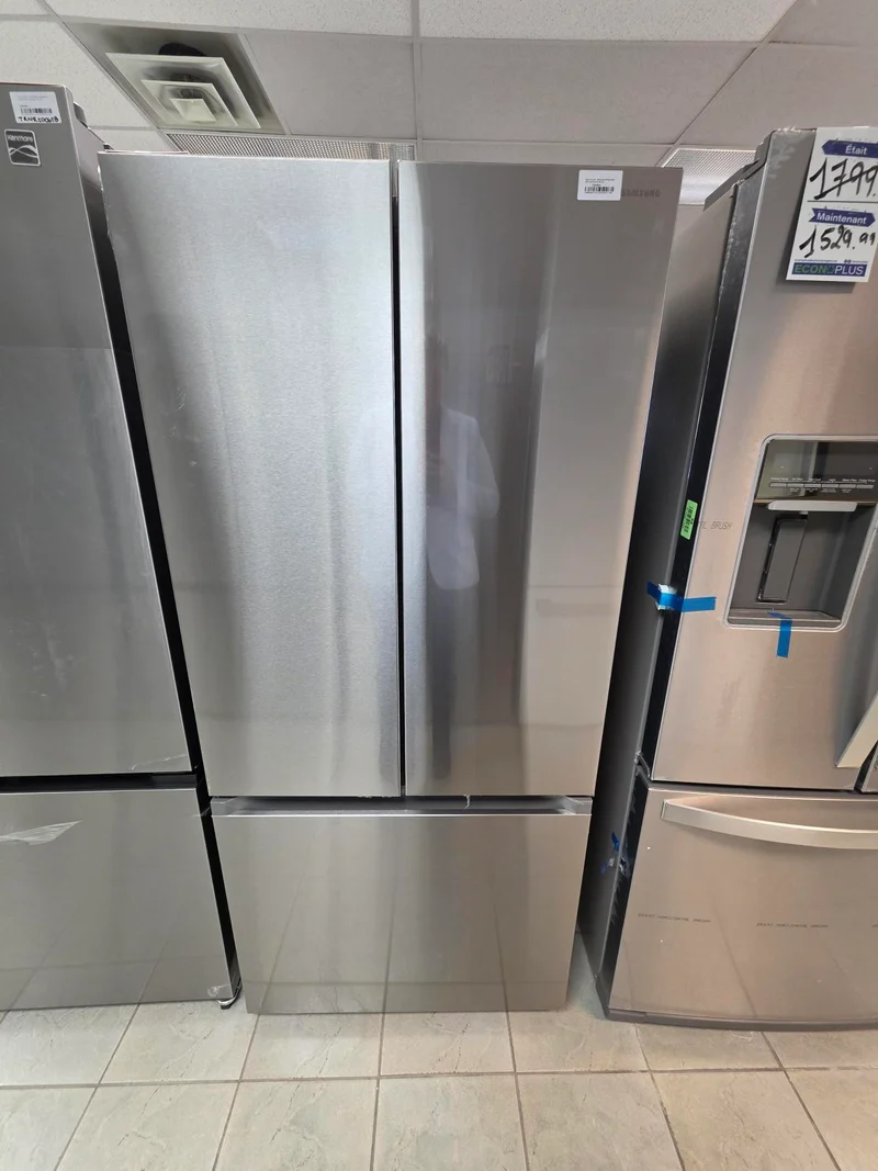 Samsung 30'' 22,1 pi.cu. Réfrigérateur à 3 battants - Machine à glace- Energy star® - Résistant aux Empreintes Digitales- inox - RF22A4111SR/AA - boîte ouverte