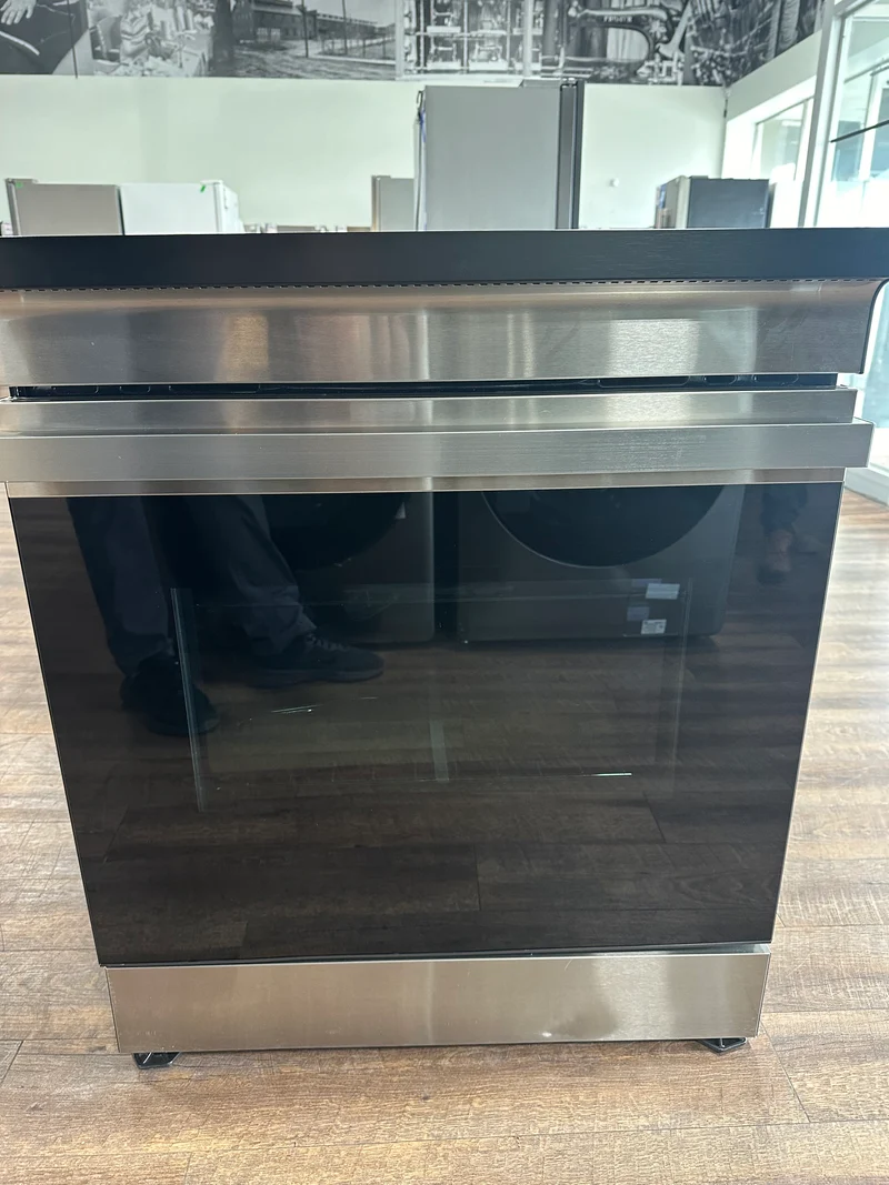 Samsung 30" 6.3 pi.cu - Cuisinière encastrable - Induction - Convection avec Friture à Air - Inox - NSI6DG9300SR/AC - Boîte Ouverte